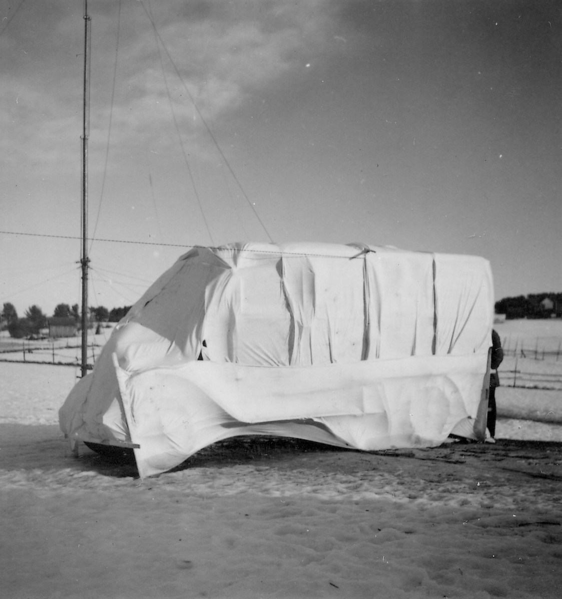 Kamouflerad transportabel markradio, TMR, vid Delsbomanövern, 1938. Närbild av radiobil.