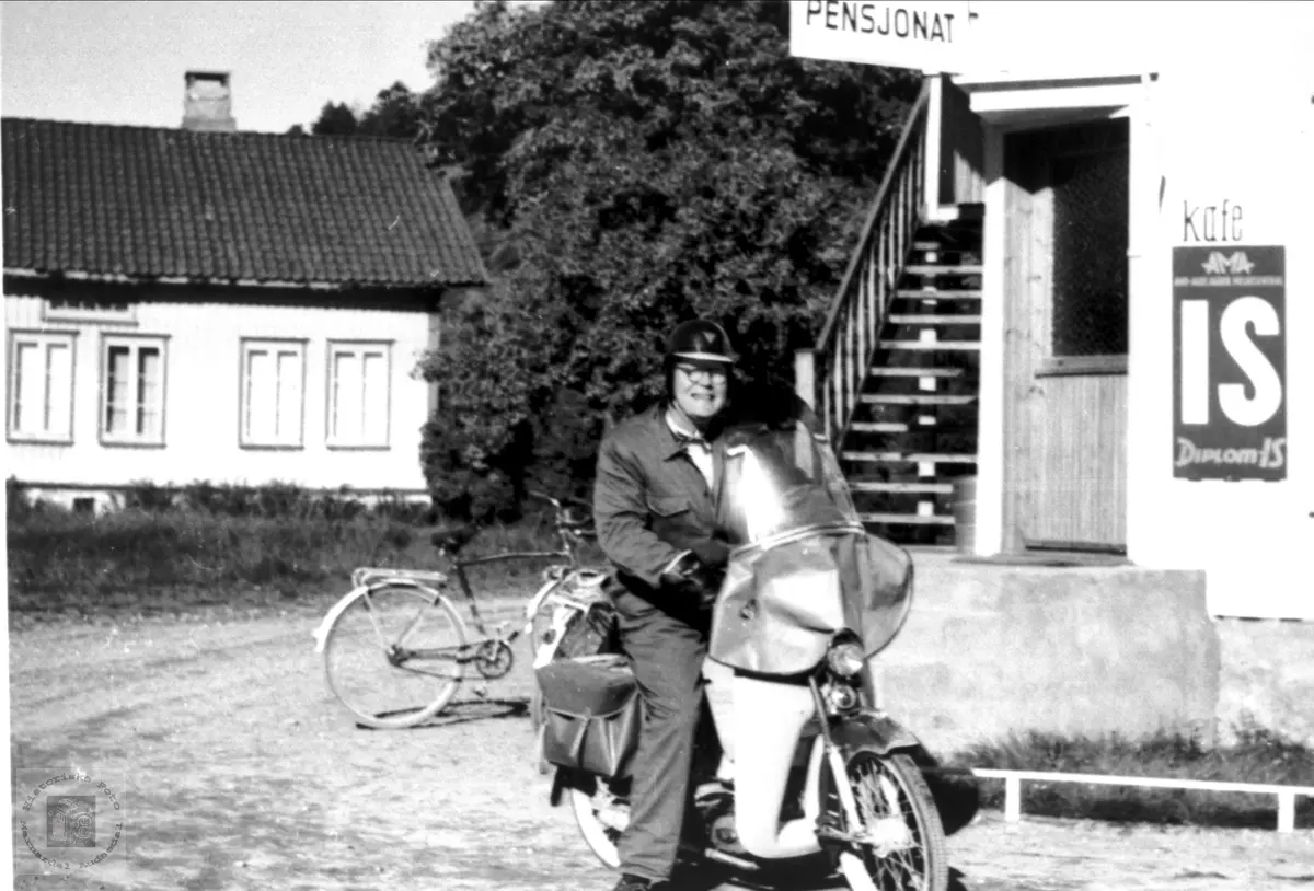 Mopedist Ole Kristian Ågedal ved krambua i Konsmo sentrum.