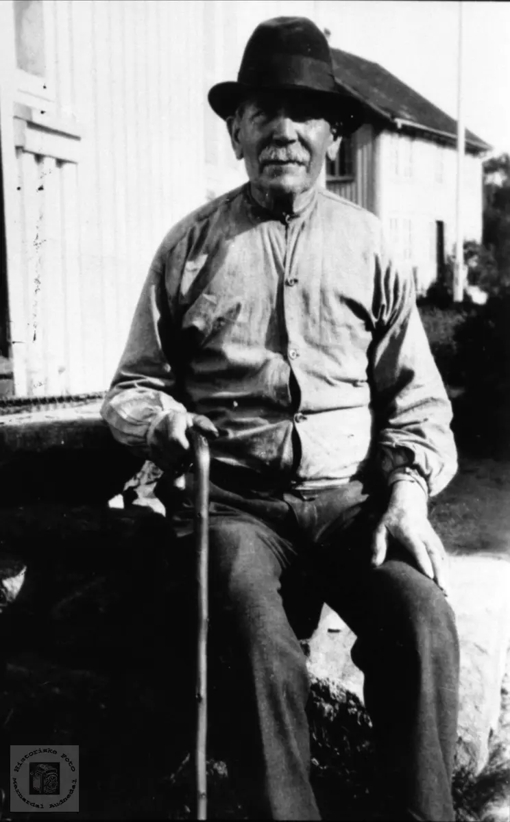 Bestefar på trappa. John G. Hønneland, Laudal.