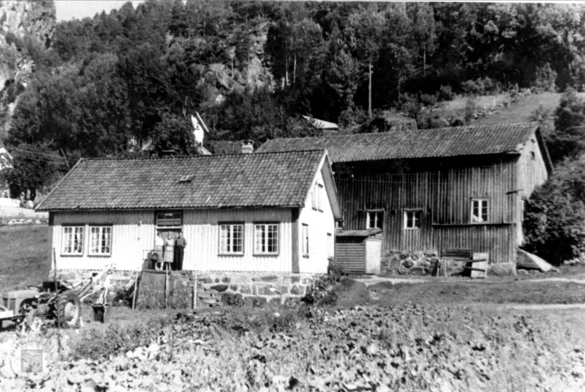 Hus på Skjævesland i Øyslebø foran riving (også uthuset)