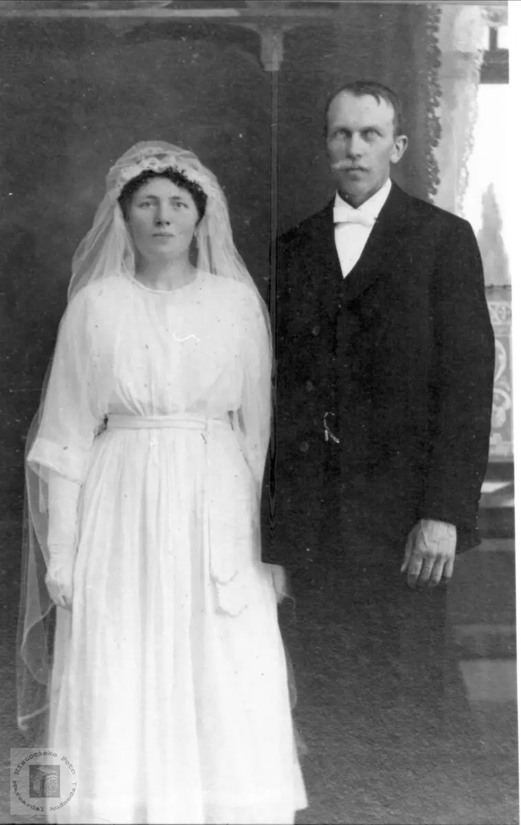 Portrett av brudeparet Sigrid og Syvert Øyslebø.