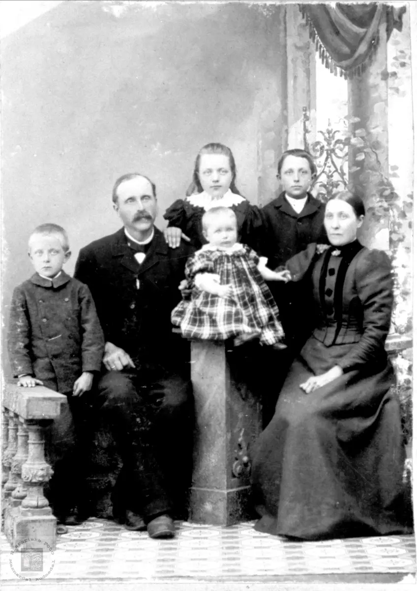 Portrett av familien Eikeland fra Holum.