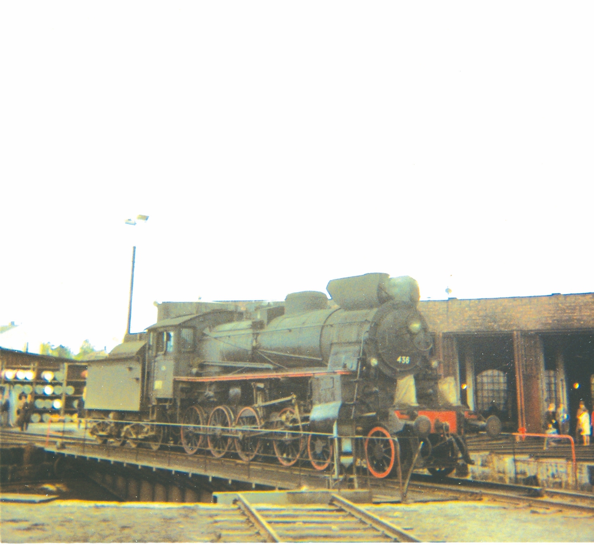 Damplok 26c nr. 436 på svingskiven på Hamar stasjon, trukket frem for fotografering i forbindelse med SJKs besøk.