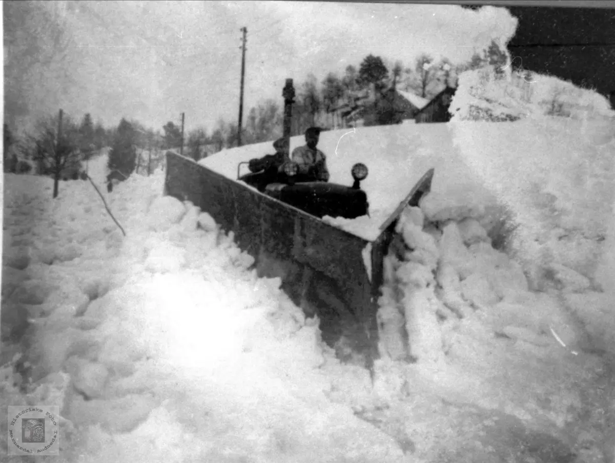 Brøyting snøvinteren 1952 på Breland i Øyslebø.