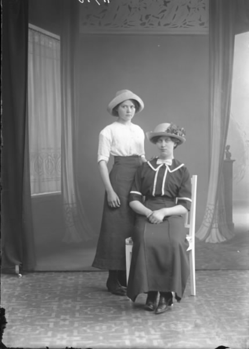 Gruppbild av kvinnor i hattar, ateljéfoto