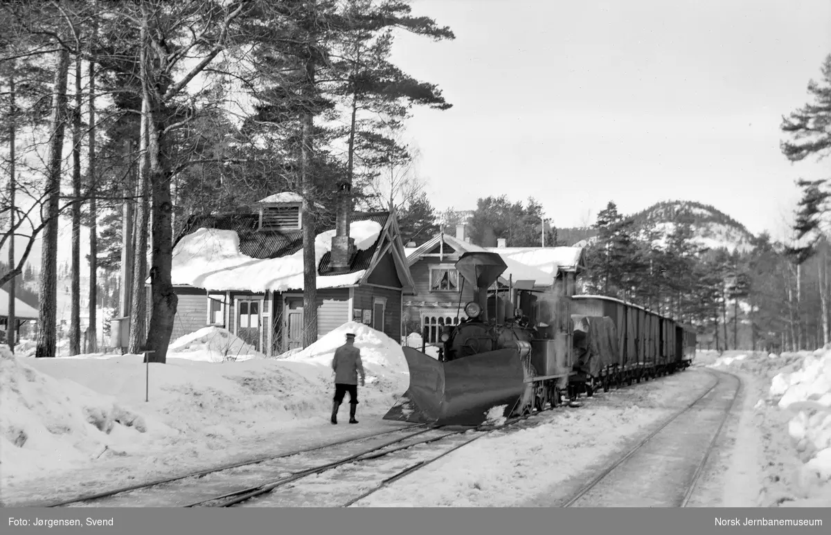 Damplokomotiv med godstog 5662 på Byglandsfjord stasjon