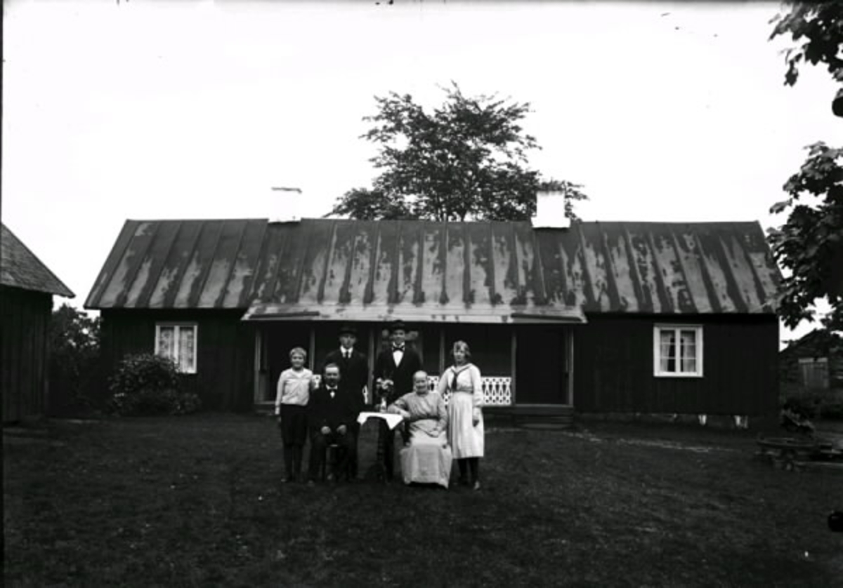 Troligtvis familjen Elmqvist i trädgården framför sin bostad i Älmö, Drängsered.