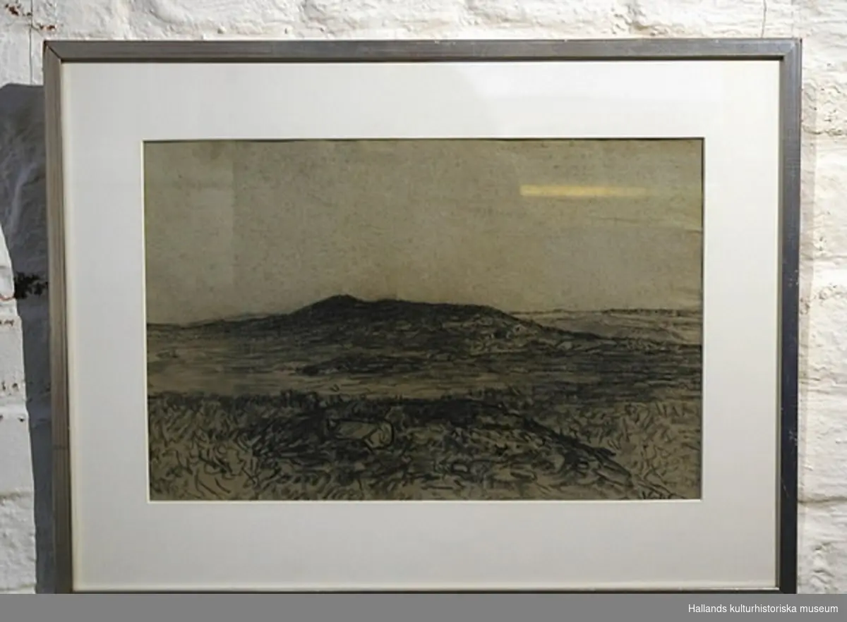 Kolteckning av Karl Nordström, okänt år. Titel: "Landskap vid Varberg". Motiv: kullar. Bildmått: bredd 45 cm, höjd 29 cm.