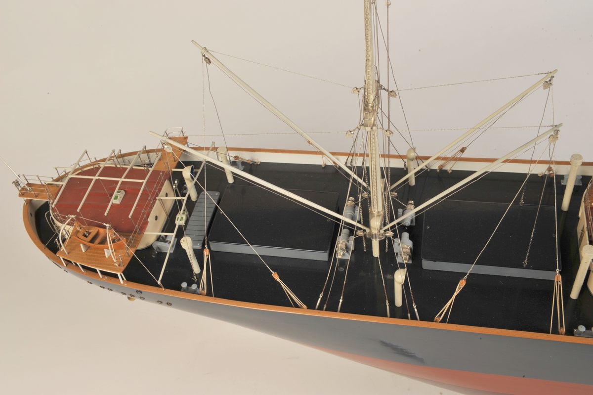 Skala  1:100, blåsort skrog, rødbrunt undervannsskrog, midtskipsbru