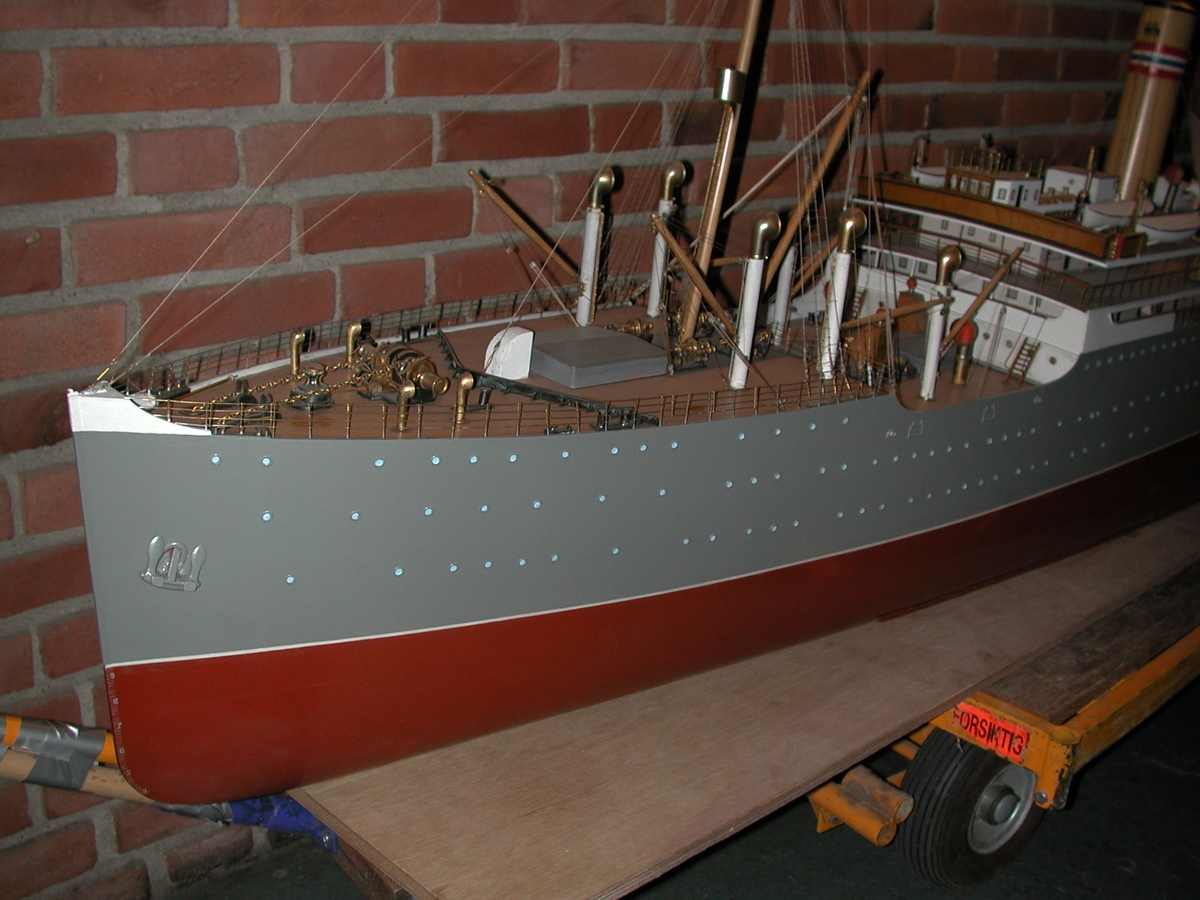 Skipsmodell i meget god utførelse, meget detaljert. Modellen er hul, opprinnelig med innvendig belysning, målestokk 1:48
