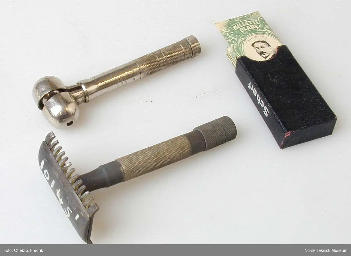 Barberhøvel og slipeapparat for barberblader fra ca. 1910 årene i etui. 