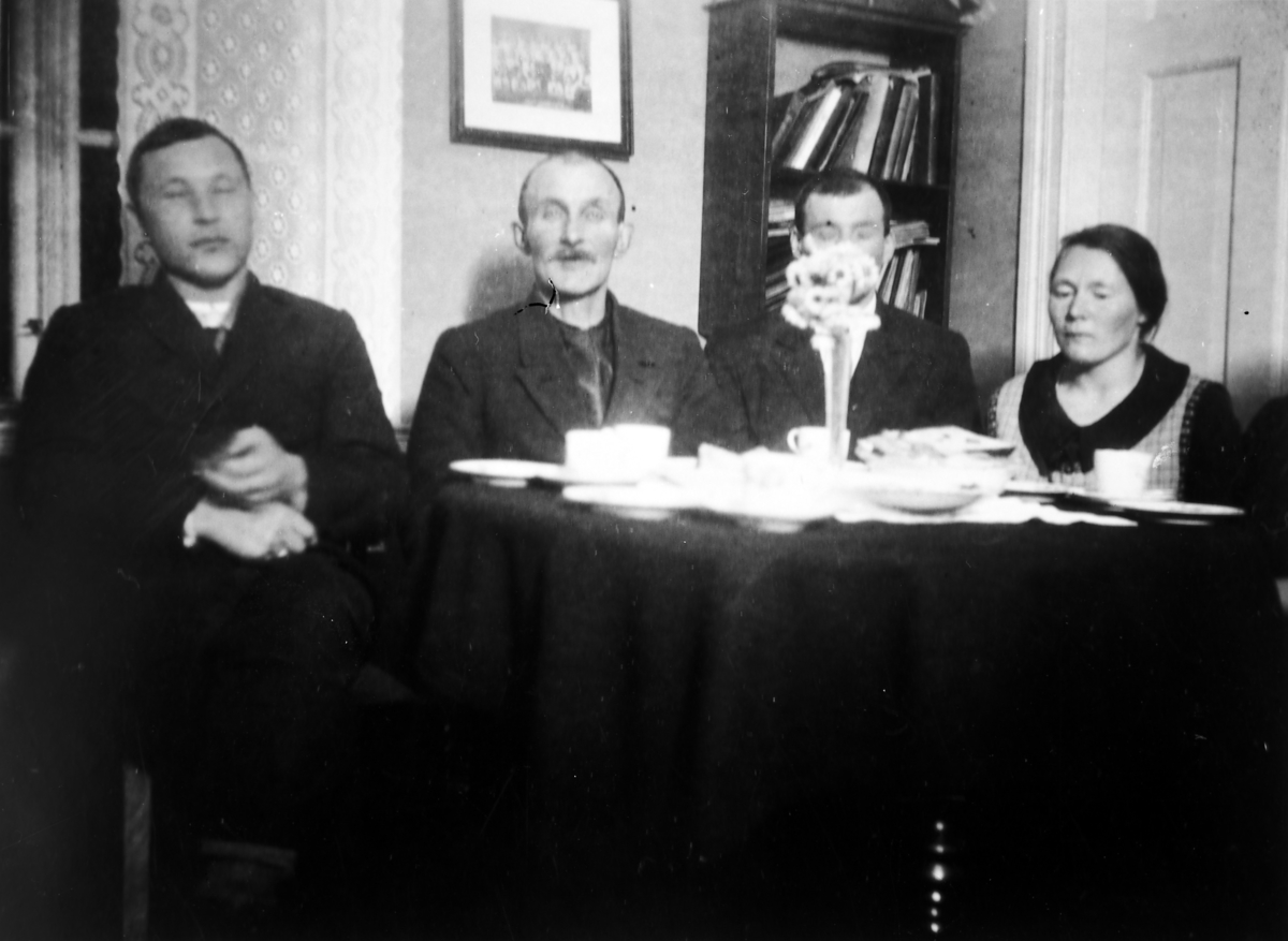 Fra venstre: Hilmar Eriksen, Hans Joramo, Ingvald Kristiansen, Karoline Joramo.