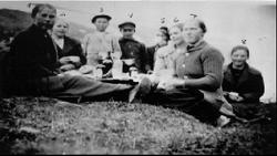 Folk fra Manndalen på utflukt. Fra venstre: Sara Lien, Anna 