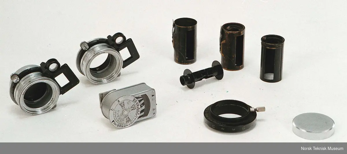 Med utstyrsveske, nærfototilsats, reproutstyr (hjemmelaget), 2 filtre og 3 orig. Leica-kassetter
Selvutløser
Objektiv: Elmar 9 cm
 