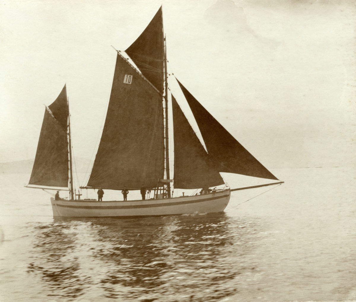 Tomastet skøyte, 'Rachel', konstruert av Colin Archer. Fra regattaen i Ålesund i 1898