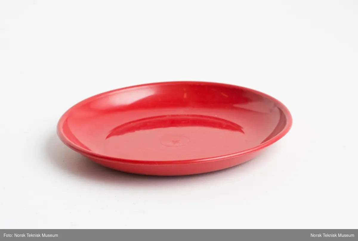 Rød plast-tallerken