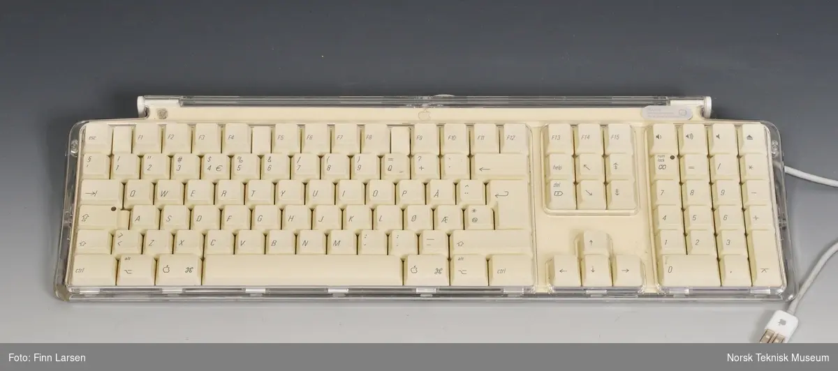Fullt nordisk tastatur med eget regnemaskintastatur.