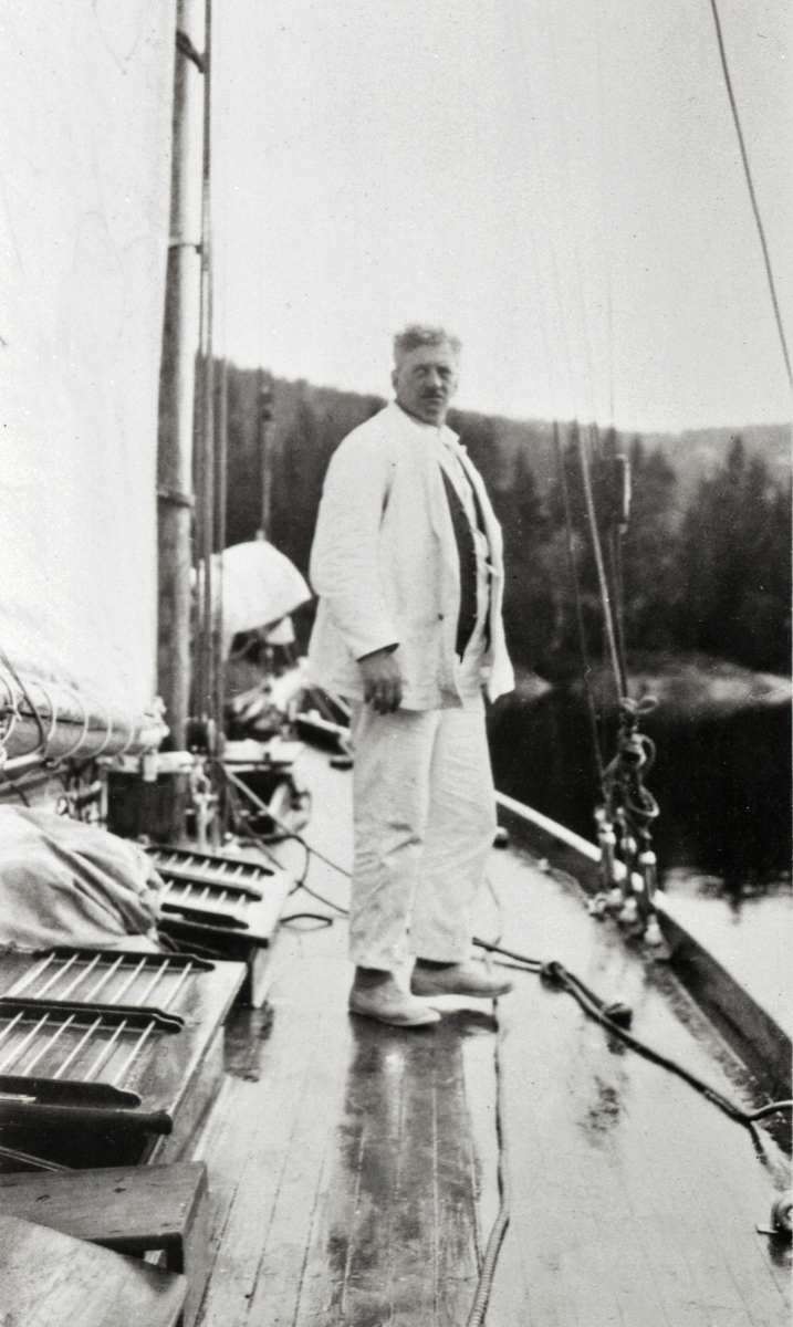 En stående person ombord i 12meter 'Raak' (b.1914).