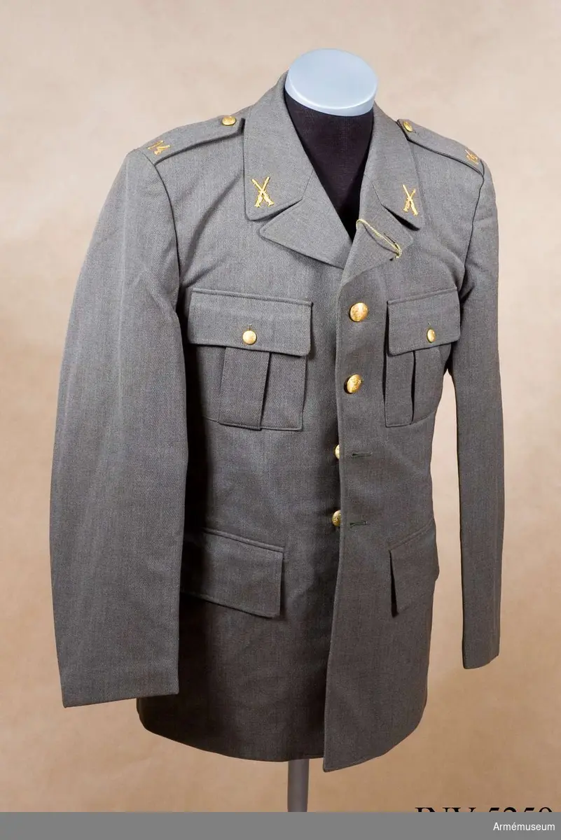 Av samma snitt som uniform m/1939. Daglig dräkt av gråbrungrönt tyg. Bärs till mörkt gråbrungröna byxor. Tjänstetecken mattförgyllda.