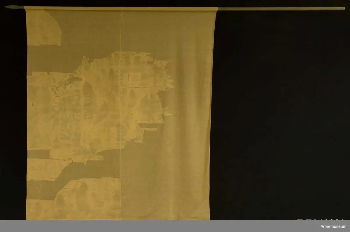 Grupp B I.

Fanduk av vitt siden med diagonalställt, vågigt, kors av gult siden. Målade emblem: krans av två korslagda lagerkvistar med bär, upptill hopknutna med band. Under kransen en fyrkula med 3 (4) flammor. Kransen målad i svart, grönt och brunt. Inskription målad i brunt: FRISCH DRAUF IST HALP GEWUN(NEN).Stång (3,6 m lång) utan spets av grönbrunmålad furu. Nygjord.Tillstånd: Starkt fragmentarisk, duken uppsydd på voille.