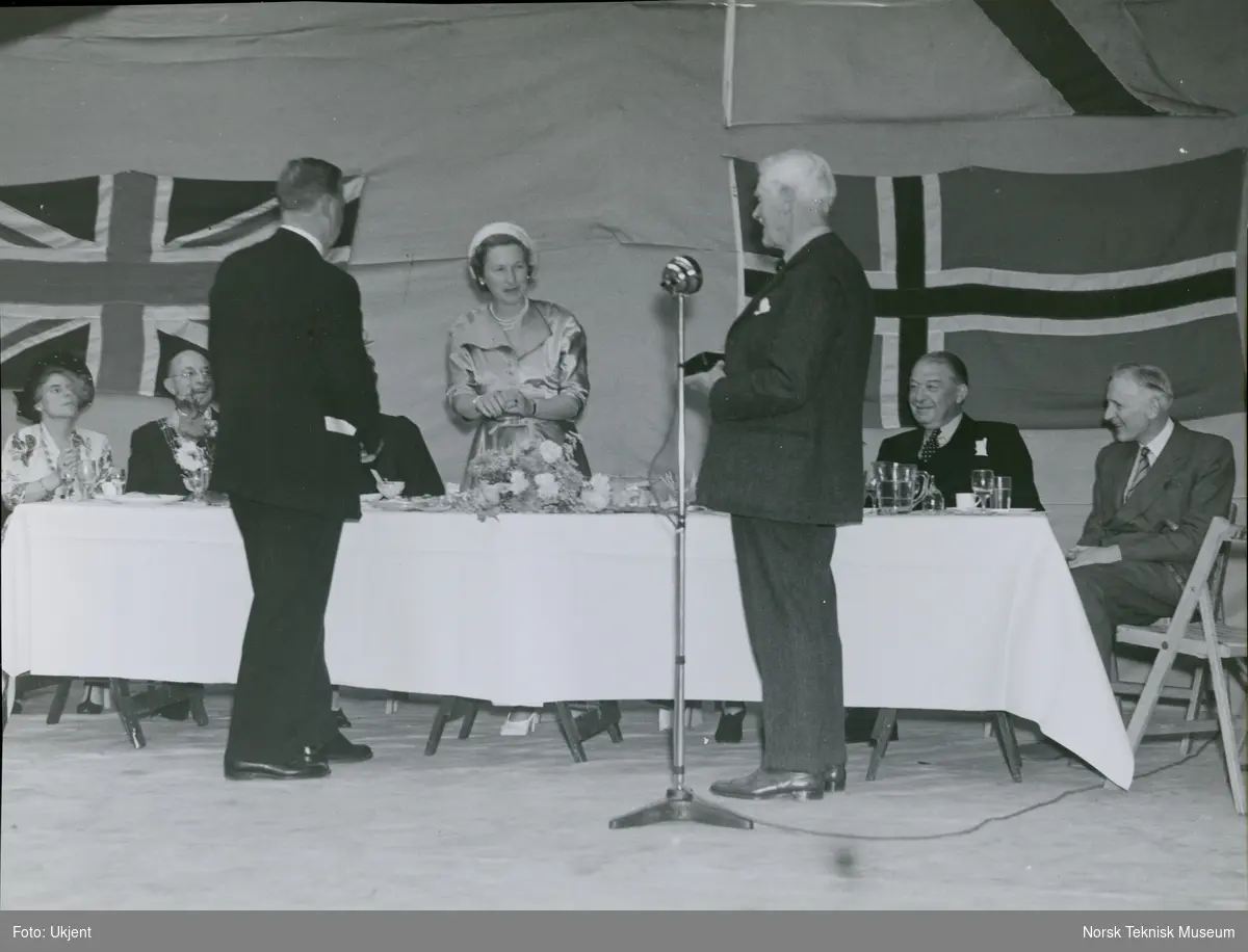 Direktør Aamundsen (f.t.v.), lady Hambro (midten) og direktør Thornycroft (f.t.h.) under seremoni etter stabelavløpning av passasjer- og lasteskipet M/S Blenheim, B/N 490 16. august 1950. Skipet ble levert av Akers Mek. Verksted i 1951 til Fred. Olsen & Co.