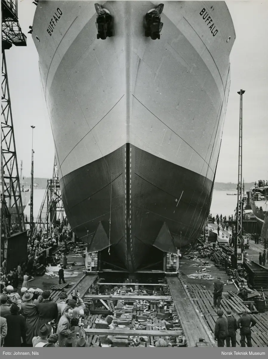 Stabelavløpning av cargolineren M/S Buffalo, B/N 495 på Akers Mek. Verksted i slutten av 1952.  Skipet ble levert i 1953 til Fred. Olsen & Co.