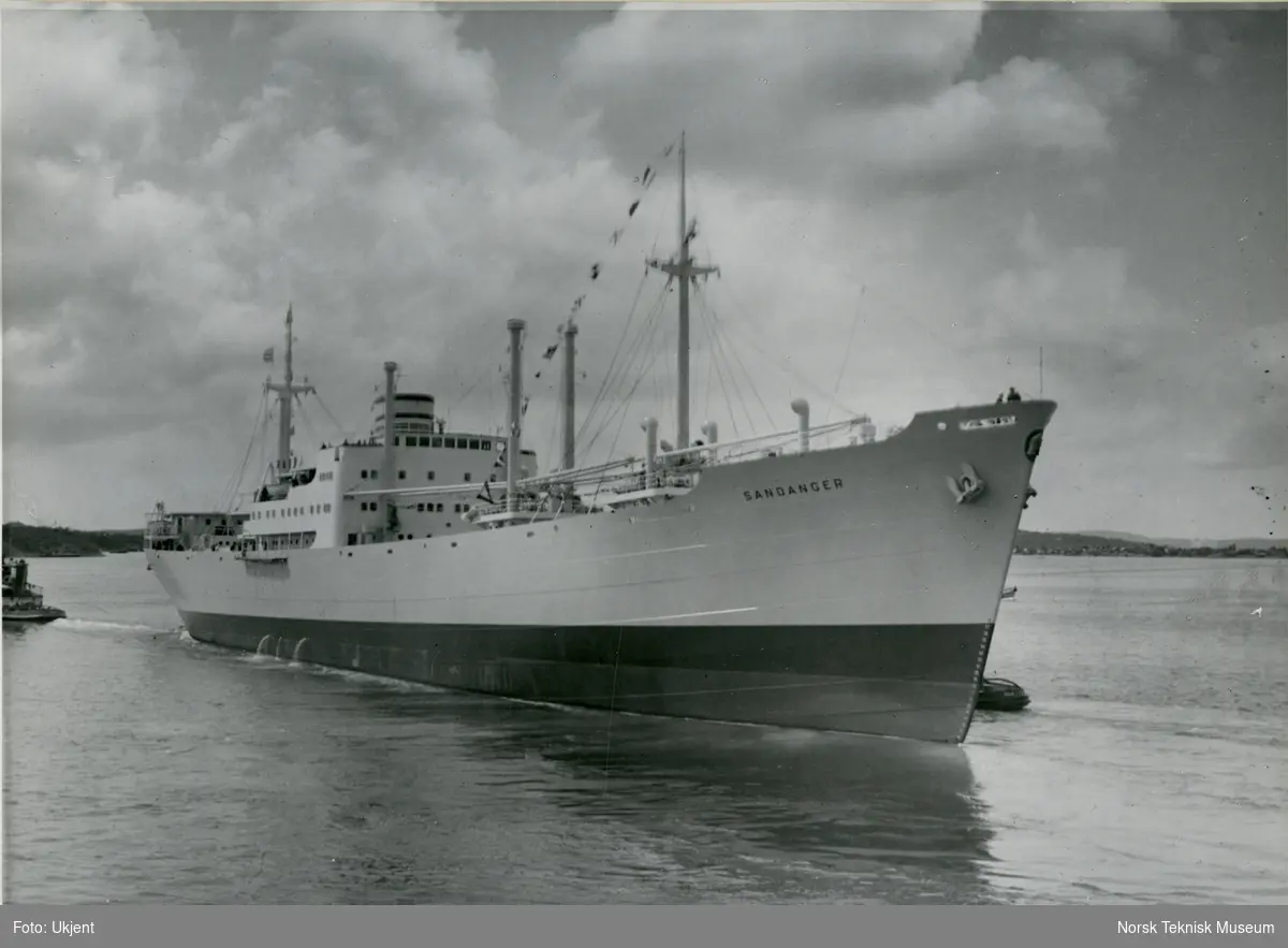 Cargolineren M/S Sandanger, B/N 489 blir buksert av slepebåter i Oslofjorden. Skipet ble levert av Akers Mek. Verksted i 1951 til Westfal-Larsen & Co.