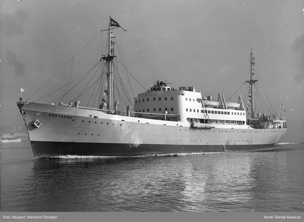 Eksteriør, Passasjer- og lastebåten M/S Bretagne, B/N 470 (solgt og omdøpt til M/S Massalia i 1958). Skipet ble levert av Akers Mek. Verksted i 1937 til Fred. Olsen & Co, Oslo.