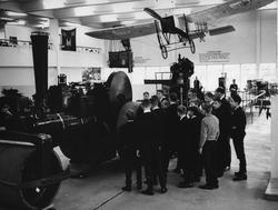 B. Bjørnstad har omvisning fra Gran framhaldskole foran damp