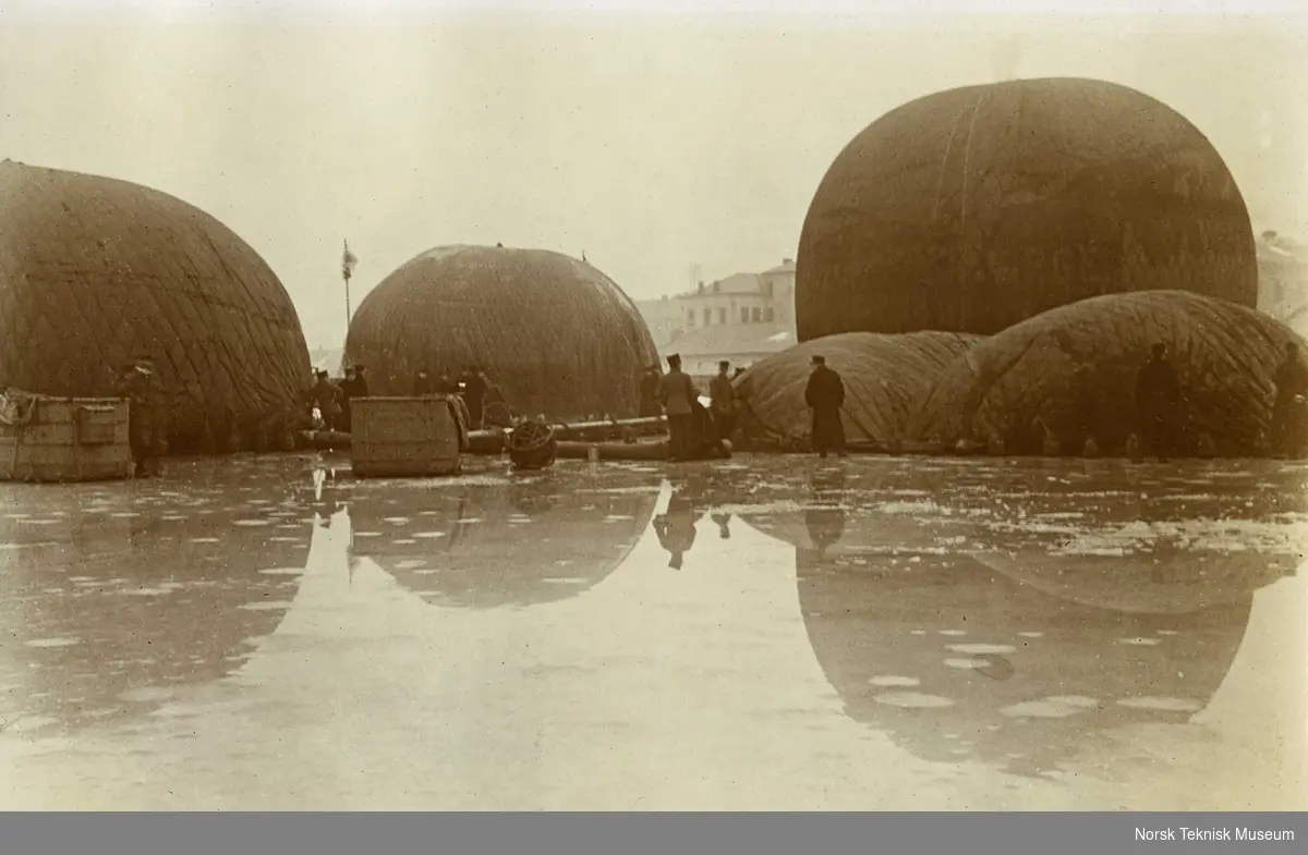 Ballongkampen, Kristiania, 29.2.1912, ballongene fylles opp på isen på Bislet.