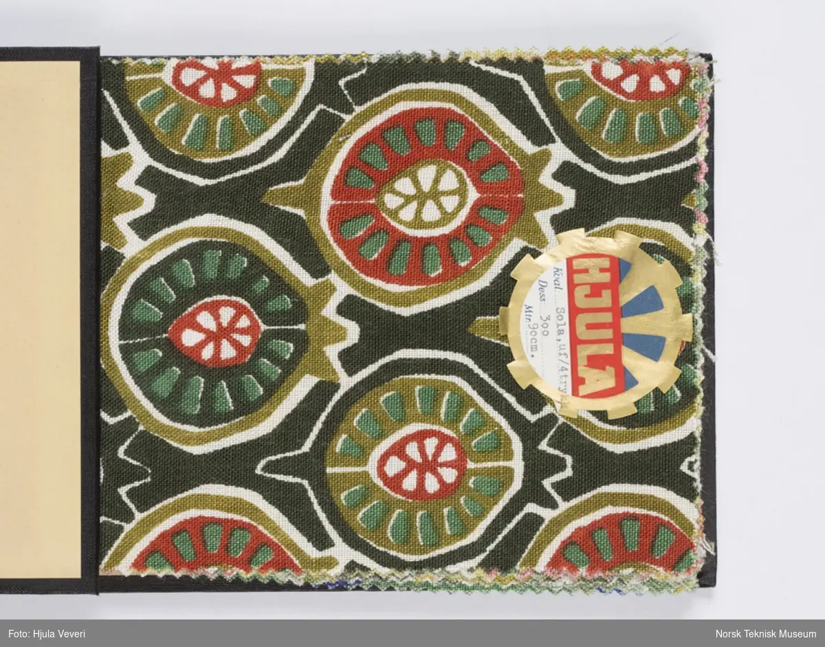 Stoffprøve, trykt gardin/dekorasjonsstoff, fra prøvebok fra Hjula, omkring 1950.
