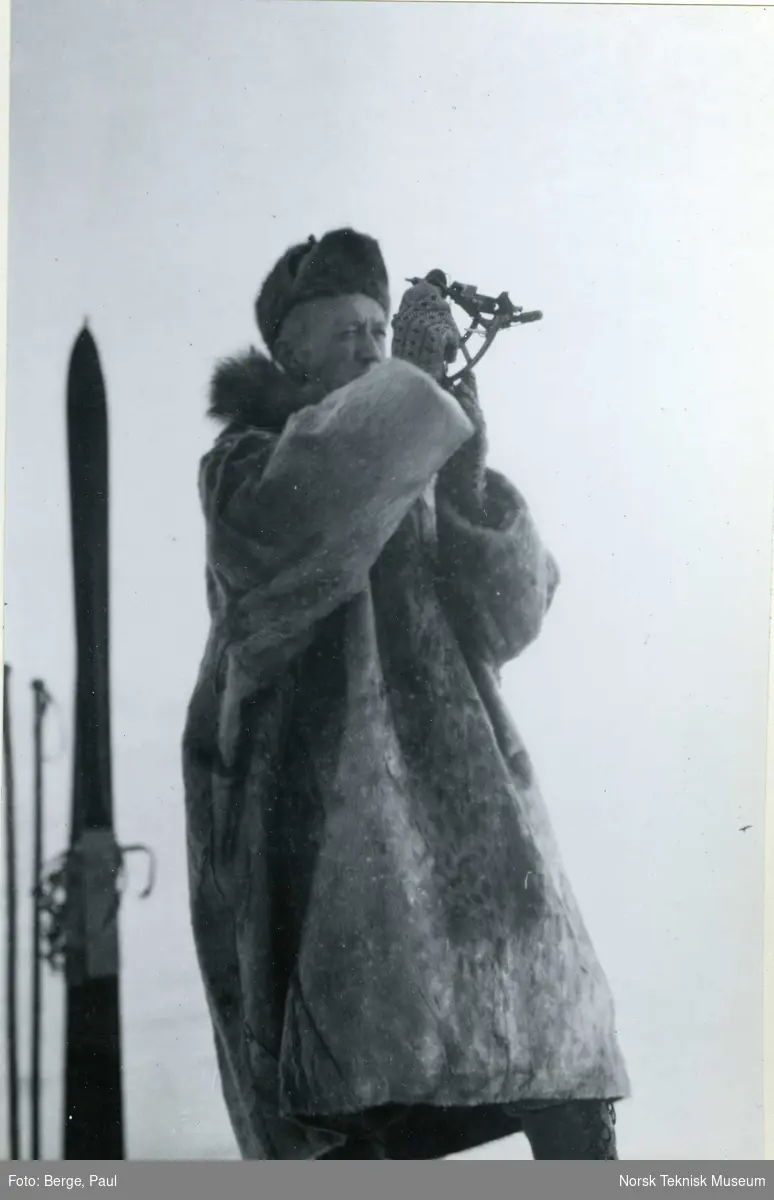 Lincoln Ellsworth med solkompass og ski i bakgrunnen i Ny-Ålesund før flyfremstøtet mot Nordpolen