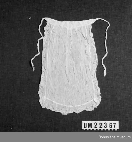 594 Landskap BOHUSLÄN

Vitt midjeförkläde med band för knytning. Håltagsömbroderi runtom.
Stoppat med vit tråd på vänster sida.

UMFF 102:8