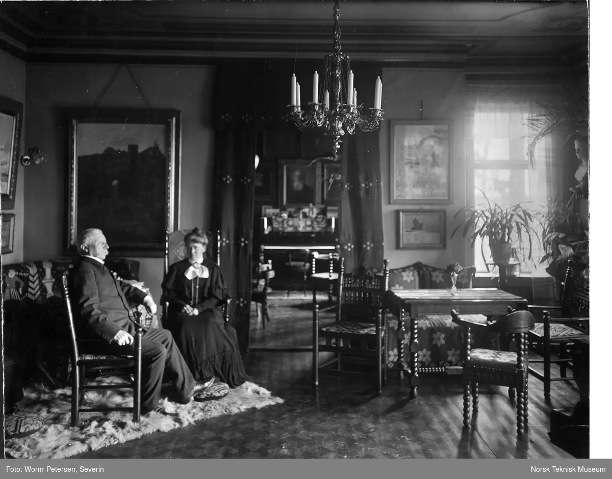 Mally og Thorvald Lammers i sin stue
