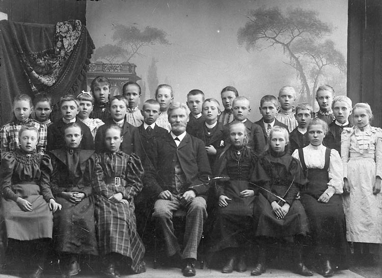Skolfoto med folkskollärare Ekstrand, Uddevalla folkskola, 1895.