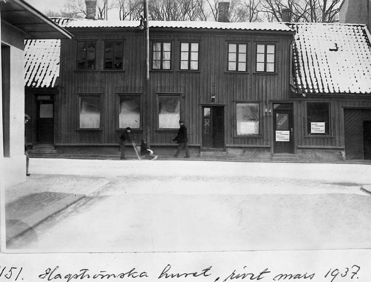 Text på kortet: "151. Hagströmska huset, rivet mars 1937. Låg omedelbart norr om gamla Gästis, Nu Carlia. T.v. skymtar hörnet av Bohusläningens hus".