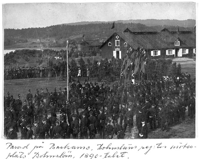 Text på kortet: "Parad på Backamo, Bohusläns reg:es mötesplats. Bohuslän, 1890-talet".