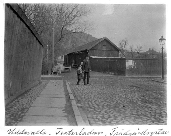 Text på kortet: "Uddevalla. Teaterladan, Trädgårdsgatan, år 1900 samma år ladan revs".