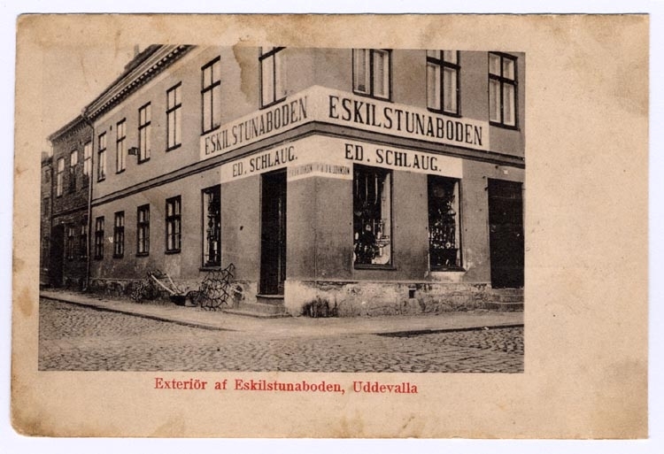 Tryckt på kortet: "Exteriör af Eskilstunaboden, Uddevalla."