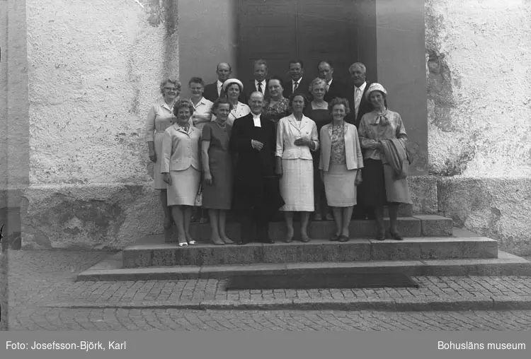 1926 års konfirmander framför Skredsviks kyrka vid återträff