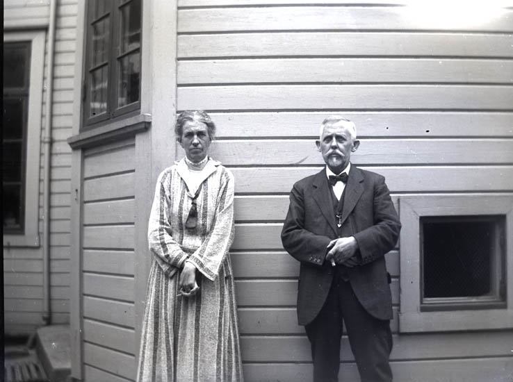 Mamma och Pappa. Som passfotografi till Köpenhamnsresan. 
Måndagen den 13 augusti 1923. 1 st. Kopierat.