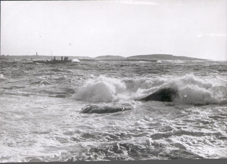 Notering på kortet: "HÅLLÖ". 
"TORPEDBÅT I STORM".
"FOTO (E16) DAN SAMUELSON 1924. KÖPT AV DENS. DEC.1958".