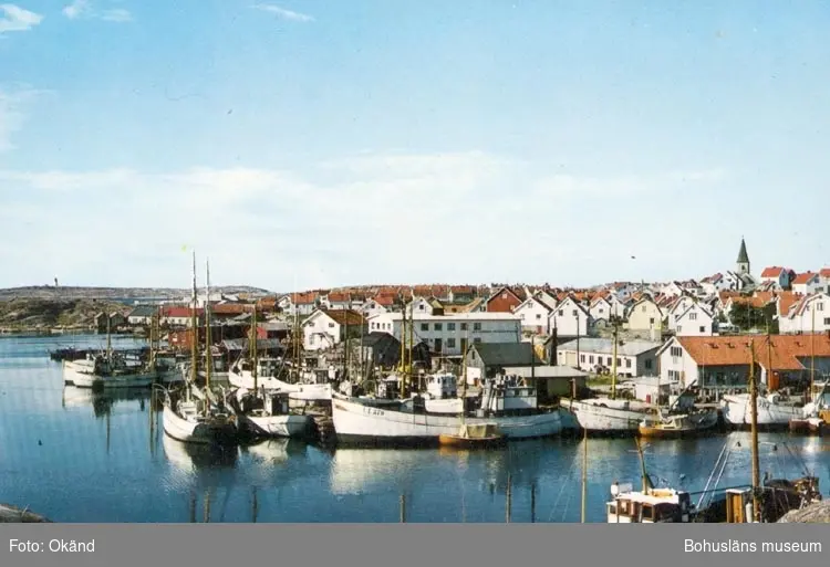 Tryckt text på kortet: "Smögen. Nya hamnen". 
"Ultraförlaget A. B.- Solna".