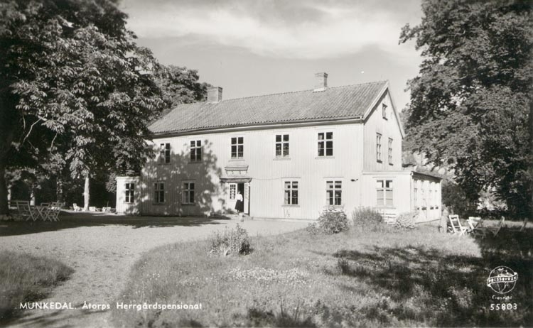 Tryckt text på kortet: "Munkedal, Åtorps Herrgårdspensionat".
"Foto: Selma Sahlberg. Förlag: Munkedals Bokhandel, Munkedal".