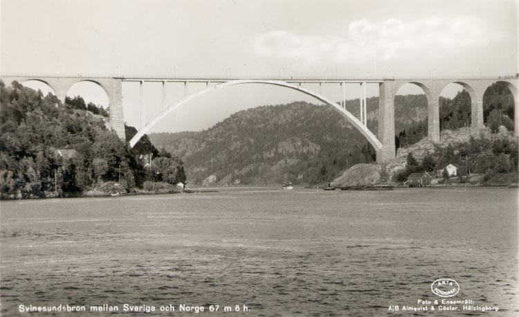 Tryckt text på kortet: "Svinesundsbron mellan Sverige och Norge 67 m.ö.h.".
"Foto & Ensamrätt A/B Almqvist & Cöster, Hälsingborg".