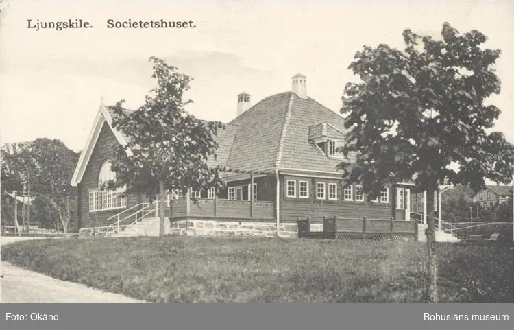 Tryckt text på kortet: "Ljungskile. Societetshuset".
Ljungskile Bok & Pappershandel".