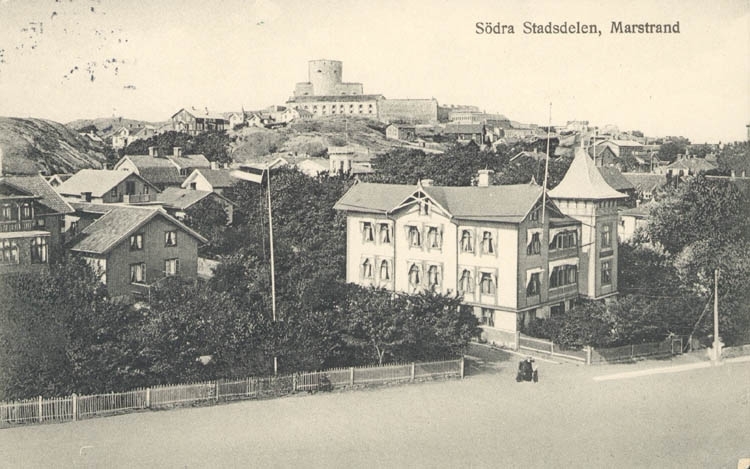 Tryckt text på kortet: "Södra stadsdelen, Marstrand." 
"Förlag: Axel Hellman, Marstrand."