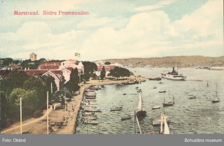 Tryckt text på kortet: "Marstrand. Södra Promenaden."
"Nilssons Ljustrycksanstalt Stockholm."
