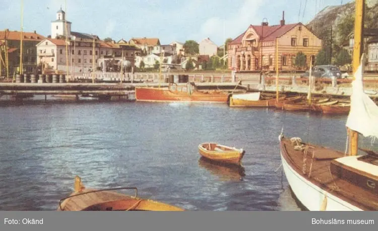 Tryckt text på kortet: "Strömstad. Södra Hamnen med kyrkan och järnvägsstationen."
