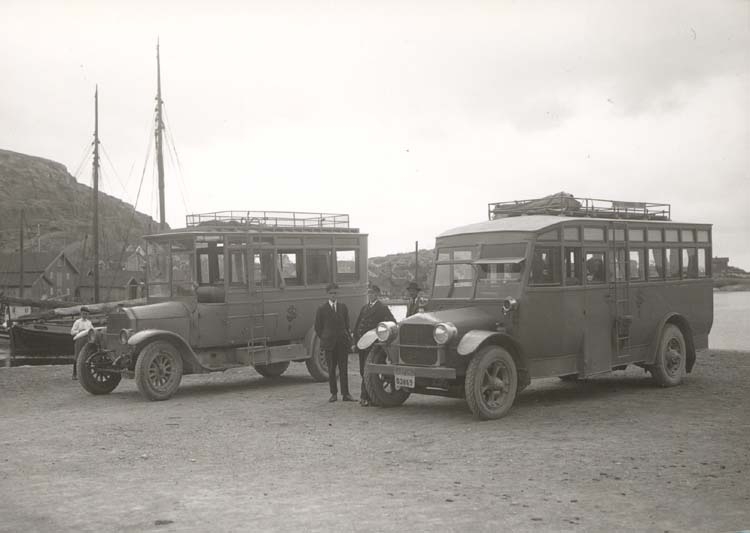 Noterat på kortet: "Hunnebostrand. Tossene."
"Sj:s Bussar på linjen Dingle - Gravarne (Hunnebostrand)."
"Foto (C100) Dan Samuelson 1924. Köpt av dens. dec. 1958."